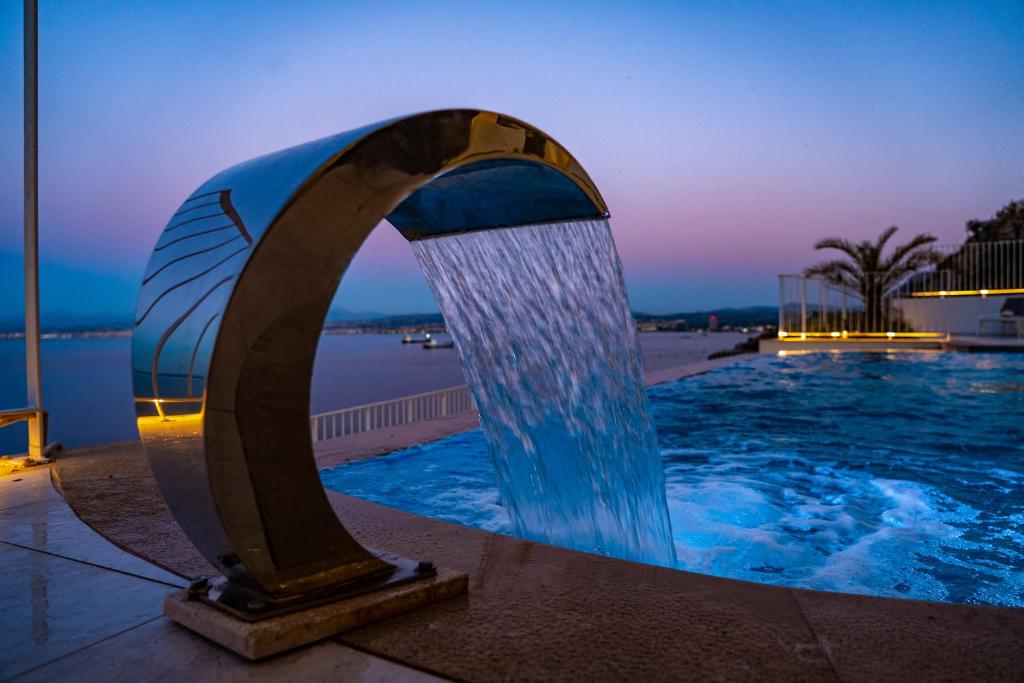 Ο καταρράκτης της πισίνας προς τη θάλασσα