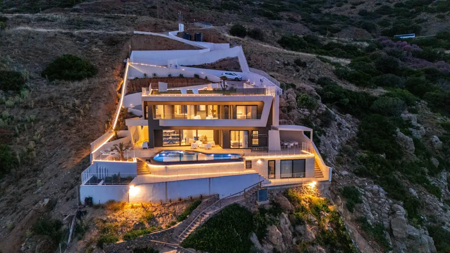Η Altu Villa φωτισμένη το βράδυ
