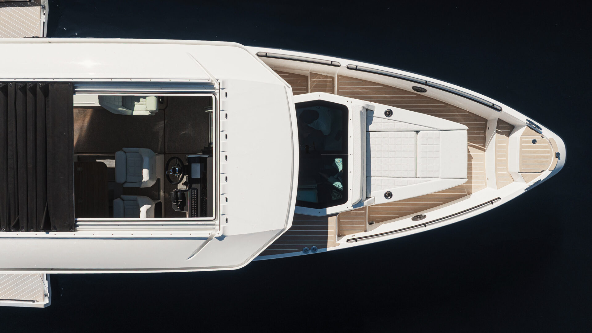 Το Saxdor 320 GTC από ψηλά, με το μπροστινό κατάστρωμα και την καμπίνα